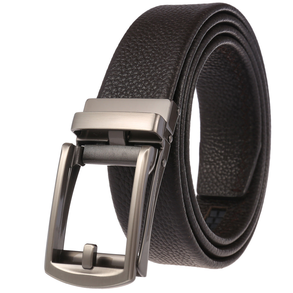 Ceinture Léo pour homme en cuir de vachette marron texturé avec boucle automatique rectangulaire en métal argenté clair et mécanisme à crémaillère.
