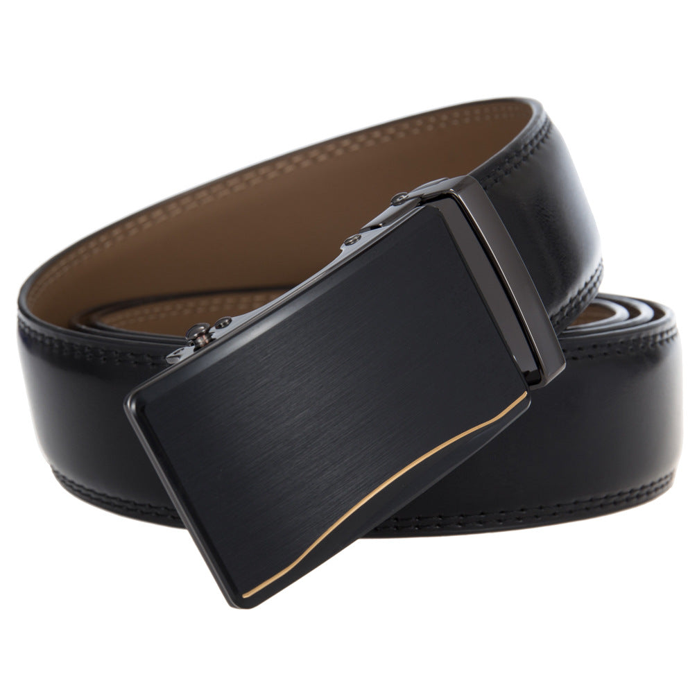 Ceinture homme Léo Zen 95, cuir noir avec boucle automatique rectangulaire noire et détail doré. Un accessoire élégant et polyvalent pour toutes vos tenues.