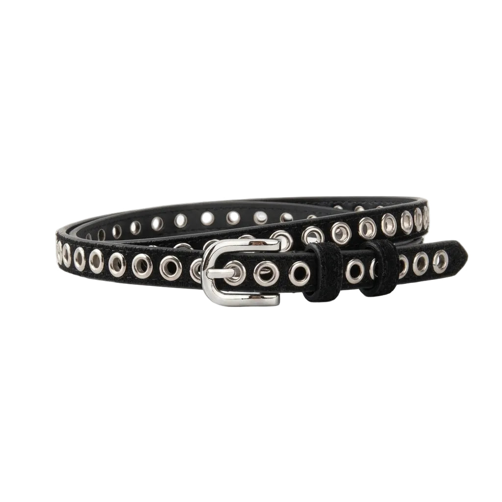 Ceinture fine pour femme Léonie en cuir noir avec œillets métalliques argentés et boucle ovale élégante sur fond clair