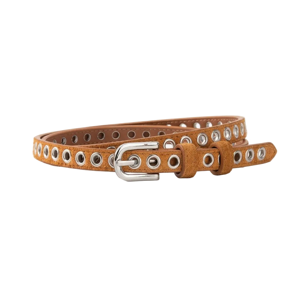 Ceinture fine pour femme Léonie en cuir marron suédé avec œillets métalliques argentés et boucle ovale sur fond blanc