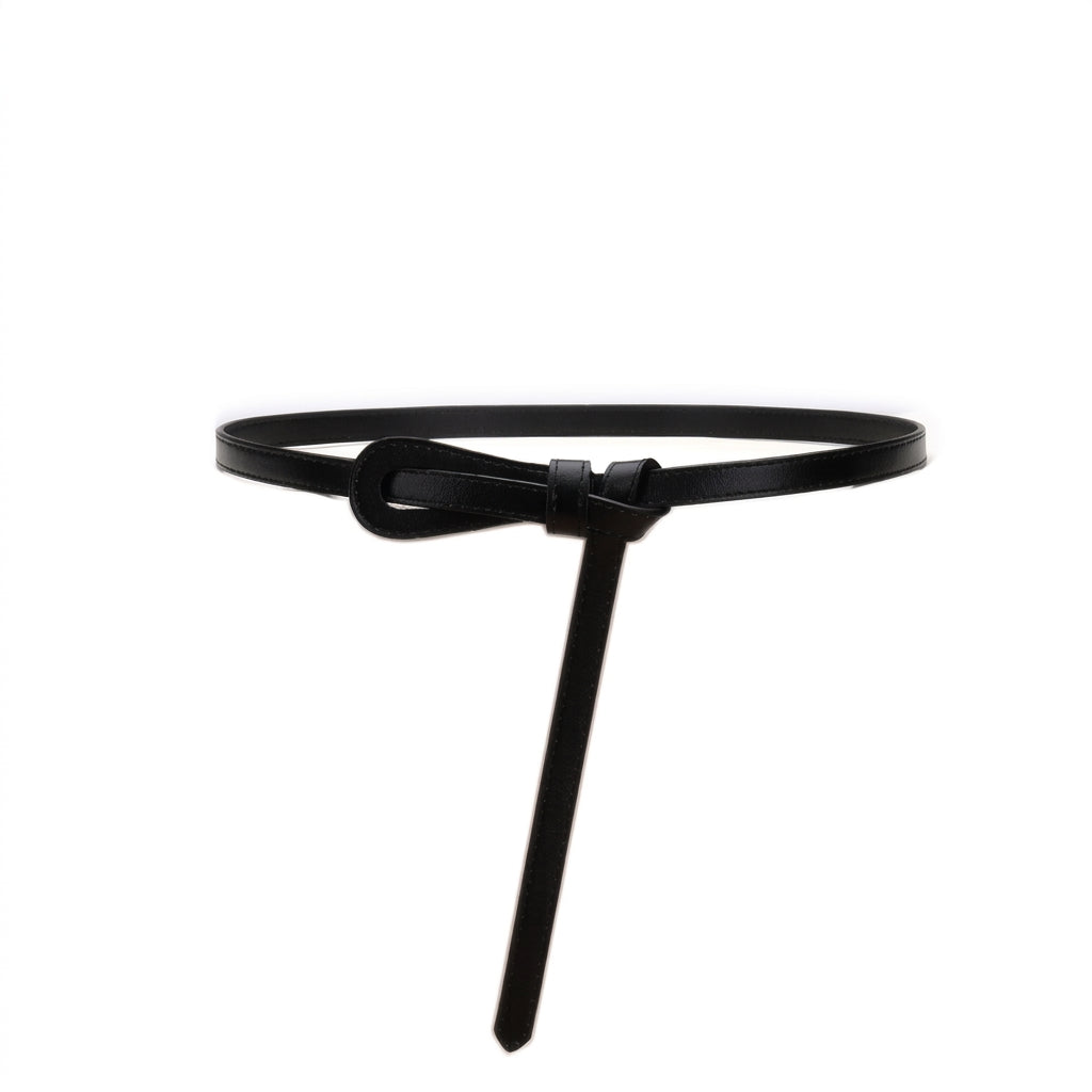 Ceinture fine pour femme Léopoldine en cuir noir lisse avec boucle ardillon gainée de cuir, design épuré et sophistiqué.