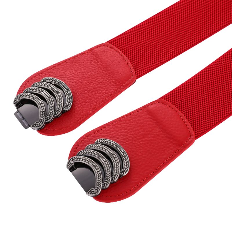 Ceinture large rouge en cuir grainé pour femme, avec boucle décorative argentée à doubles crochets.