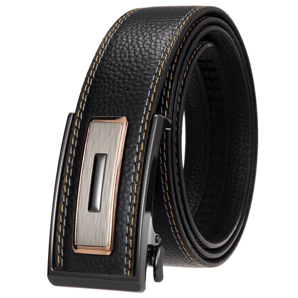 Ceinture Loïc en cuir de vachette noir avec coutures contrastantes et boucle rectangulaire automatique dorée. #fullwidth