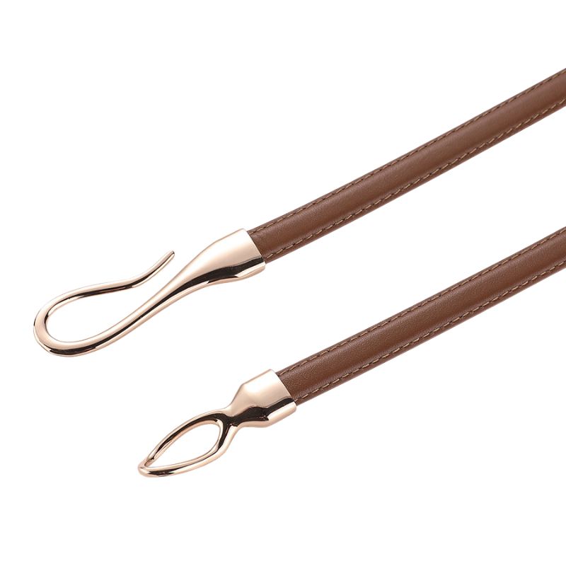 Ceinture Louane en cuir marron avec boucle crochet dorée asymétrique, système de fermeture simple et élégant.
