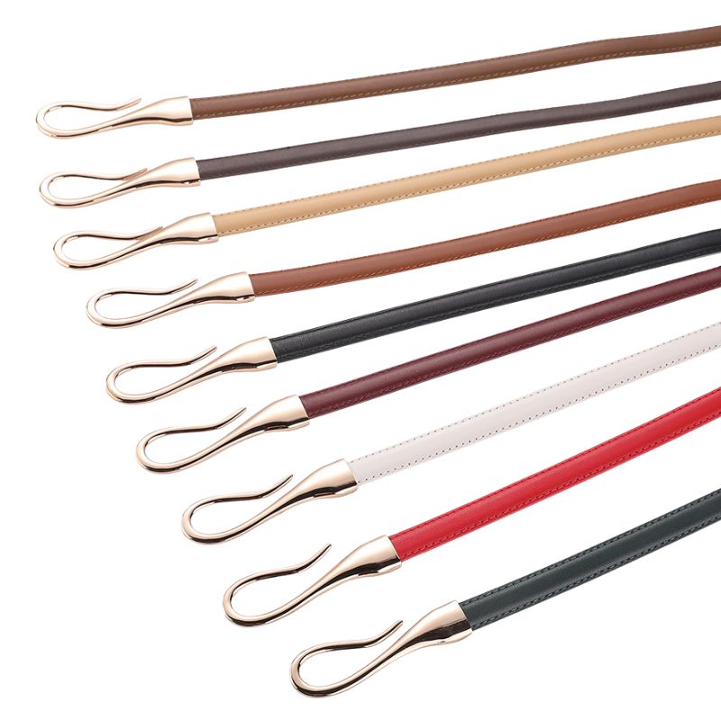 Collection de fines ceintures pour femme Louane en cuir pleine fleur, disponibles en plusieurs coloris (marron, beige, noir, bordeaux, blanc, rouge, gris foncé) avec boucle crochet dorée ondulée.