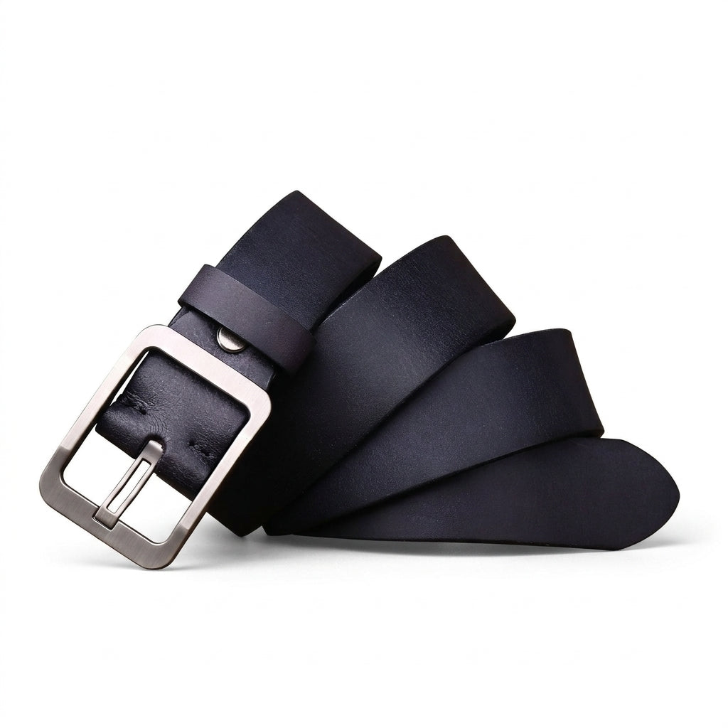 Ceinture homme Luberon en cuir de vachette pleine fleur vieilli, couleur sombre, avec boucle ardillon carrée en métal argenté brossé, style vintage et rustique sur fond décoratif #fullwidth