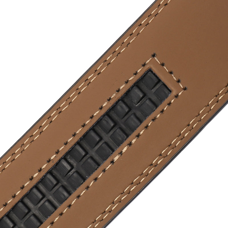 Ceinture Lucien marron en cuir de vachette avec un système de fermeture à crans et surpiqûres contrastantes.