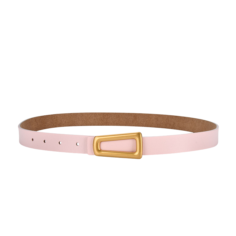 Ceinture femme Majestueuse en cuir rose pâle avec boucle dorée rectangulaire et détails dorés.