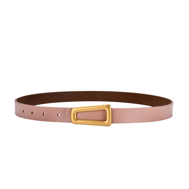 Ceinture femme Majestueuse en cuir rose pâle avec une boucle crochet clou rectangulaire dorée.