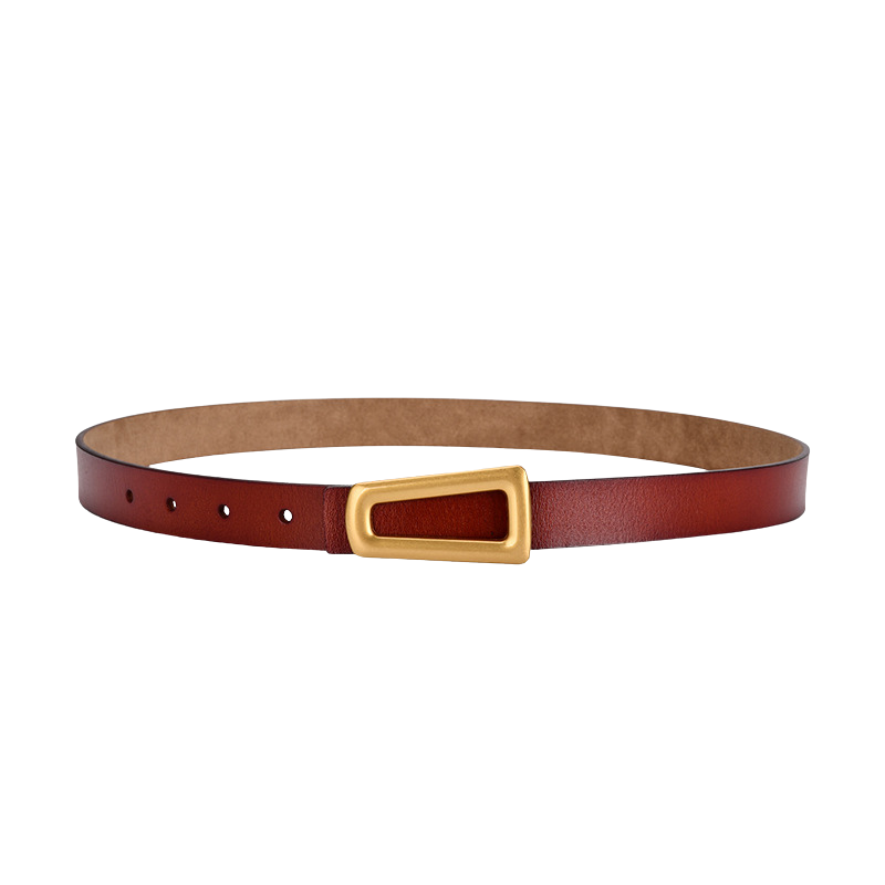 Ceinture femme Majestueuse en cuir marron foncé avec boucle dorée de forme rectangulaire allongée et fermoir crochet.