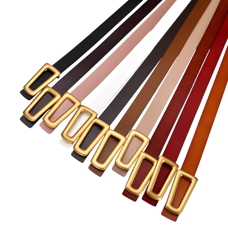 Collection de ceintures fines pour femme Majestueuse, disponibles en plusieurs coloris (noir, bordeaux, rose pâle, blanc, marron, beige, rouge, orange) avec une boucle rectangulaire dorée.