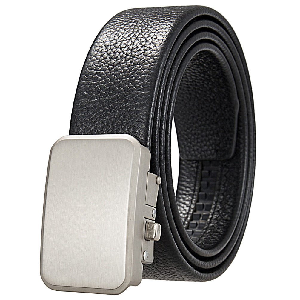 Ceinture Marc pour homme en cuir noir avec une boucle automatique rectangulaire en alliage gris argenté. La texture du cuir est subtilement granuleuse et la boucle est lisse et unie. #fullwidth
