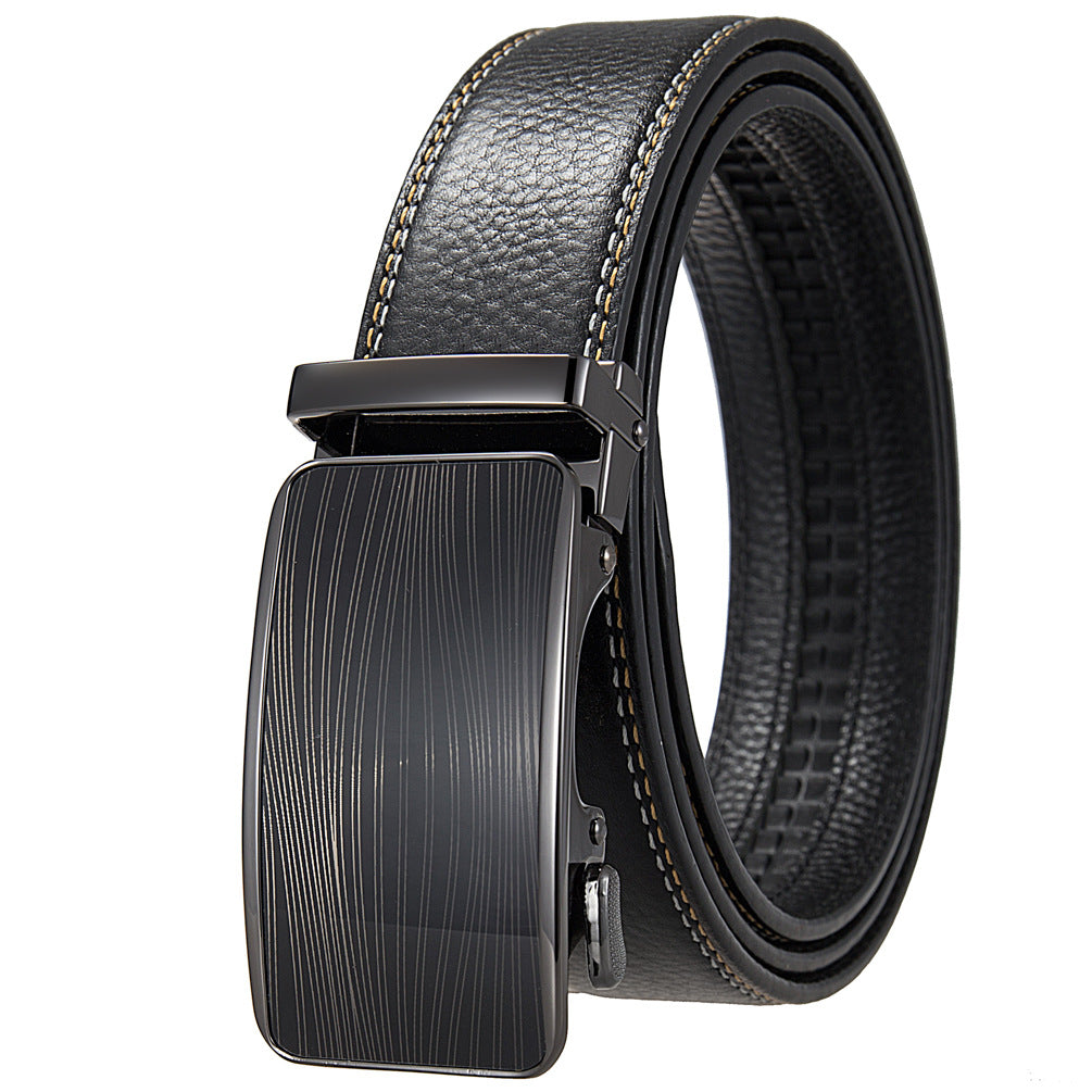 Ceinture homme Marc Cuir, cuir de vachette noir texturé, boucle rectangulaire noire à cliquet avec motif strié vertical, 3,5 cm de largeur.