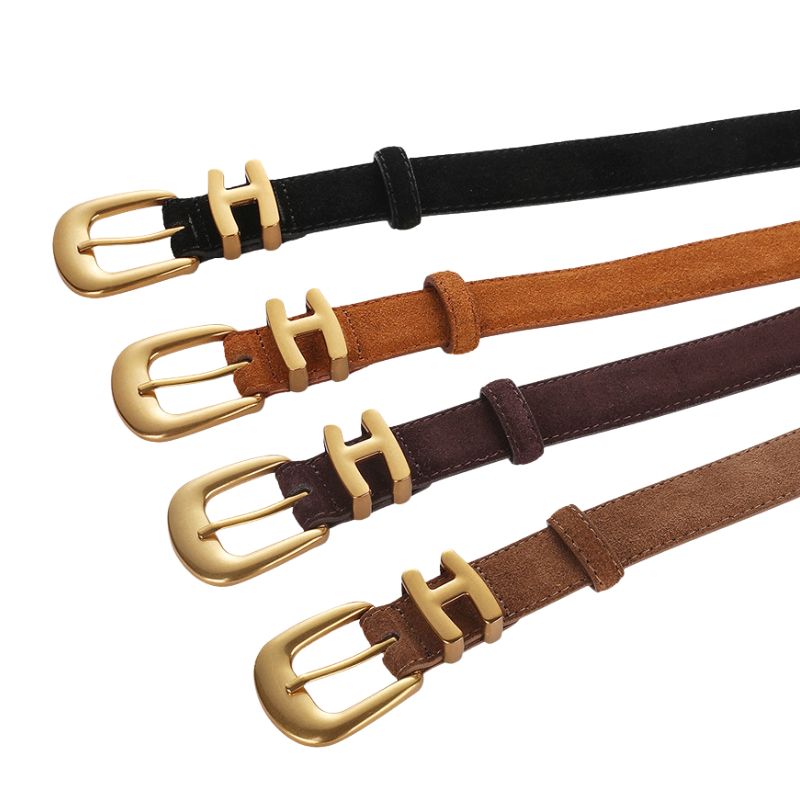 Quatre ceintures femme en suédé vieilli noir, marron clair, marron foncé et marron moyen, avec boucle ardillon dorée mate et détail en forme de H.