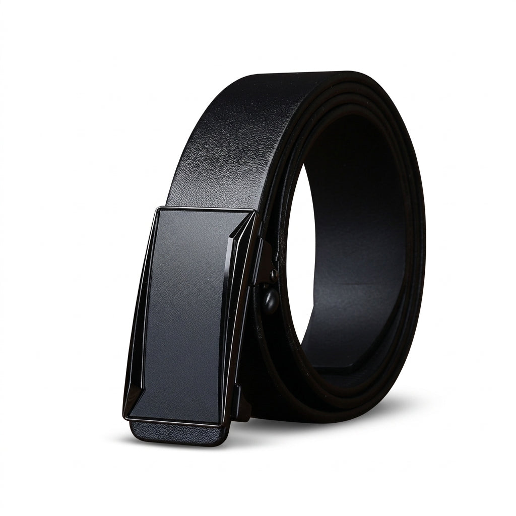 Ceinture homme Marigny en cuir pleine fleur noir avec boucle automatique rectangulaire élégante, présentée sur un support en bois, style chic et raffiné