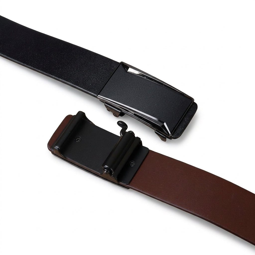 Ceinture homme Marigny en cuir pleine fleur avec boucle automatique rectangulaire, présentée sur un fond en bois, vue détaillée du mécanisme de fermeture sans ardillon