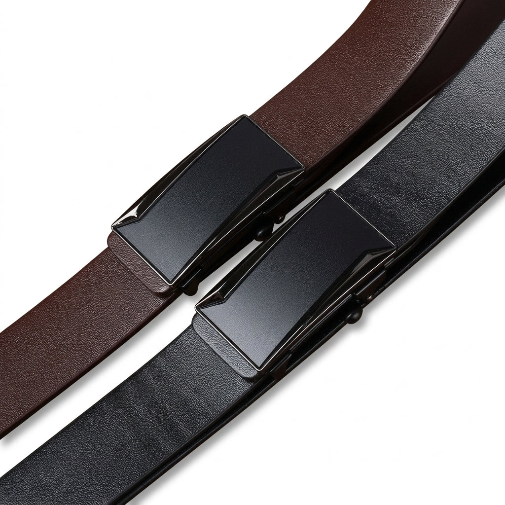 Deux ceintures homme Marigny en cuir pleine fleur, l'une noire et l'autre marron, avec boucles automatiques rectangulaires en métal noir sur fond bois