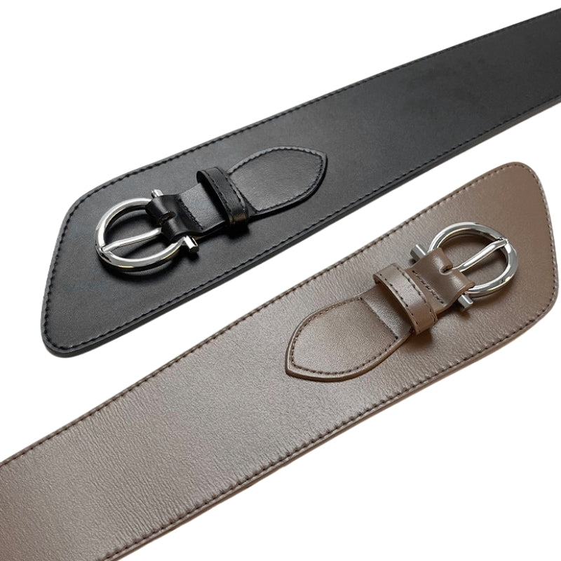 Ceinture femme Marion noire et marron en cuir suédé, avec boucle argentée ronde. Vue rapprochée sur les boucles et les détails des ceintures.