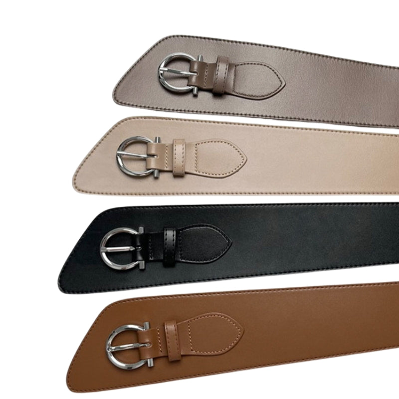 Ceintures Marion en cuir suédé refendu dans les tons taupe, beige, noir et marron, chacune ornée d'une boucle ardillon argentée ronde.