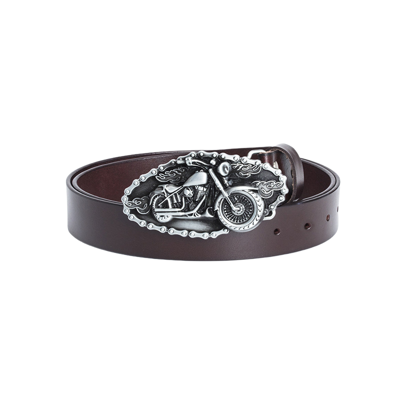 Ceinture Maurice en cuir marron foncé avec une boucle argentée ornée d'une moto en relief et d'une bordure en forme de chaîne de moto.