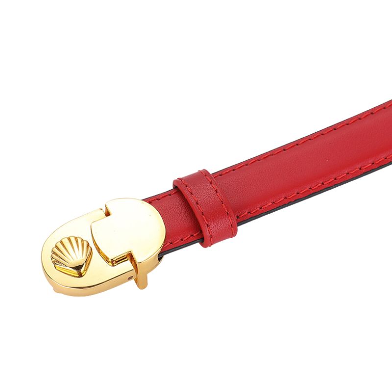 Ceinture fine rouge en cuir refendu de vachette, modèle Megève, avec une boucle ovale dorée ornée d'un motif coquillage et un système de fermeture à crochet clou.
