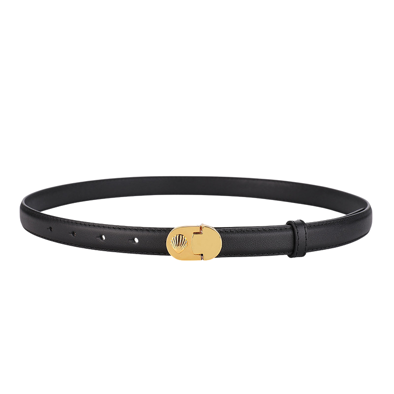 Ceinture fine en cuir noir Megève pour femme avec boucle ovale dorée à motif coquillage embossé.
