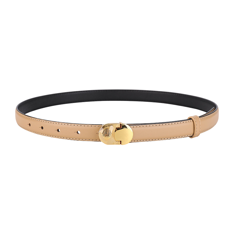 Ceinture fine en cuir beige pour femme, modèle Megève, avec boucle ovale dorée ornée d'un motif coquillage embossé.