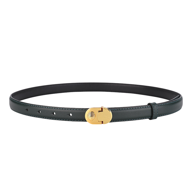 Ceinture fine verte en cuir refendu pour femme, modèle Megève, avec boucle ovale dorée à motif coquillage embossé.