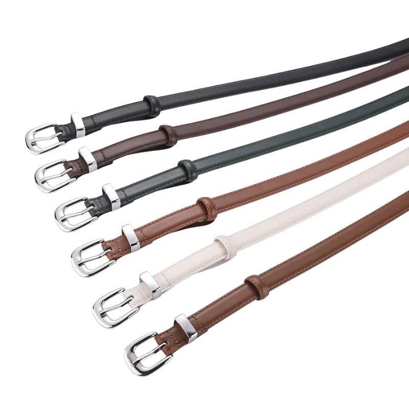 Ensemble de 6 fines ceintures artisanales Mélancolie en cuir pleine fleur, de différentes couleurs (noir, marron foncé, vert forêt, brun clair, blanc cassé, brun), chacune avec une boucle ardillon dorée arrondie.