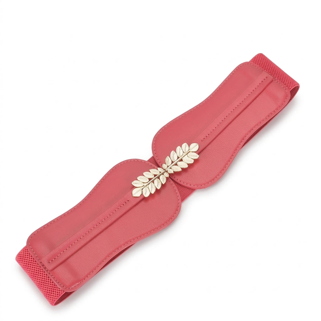 Ceinture large Mélisande rose en cuir avec boucle dorée en forme de feuilles décoratives sur fond blanc
