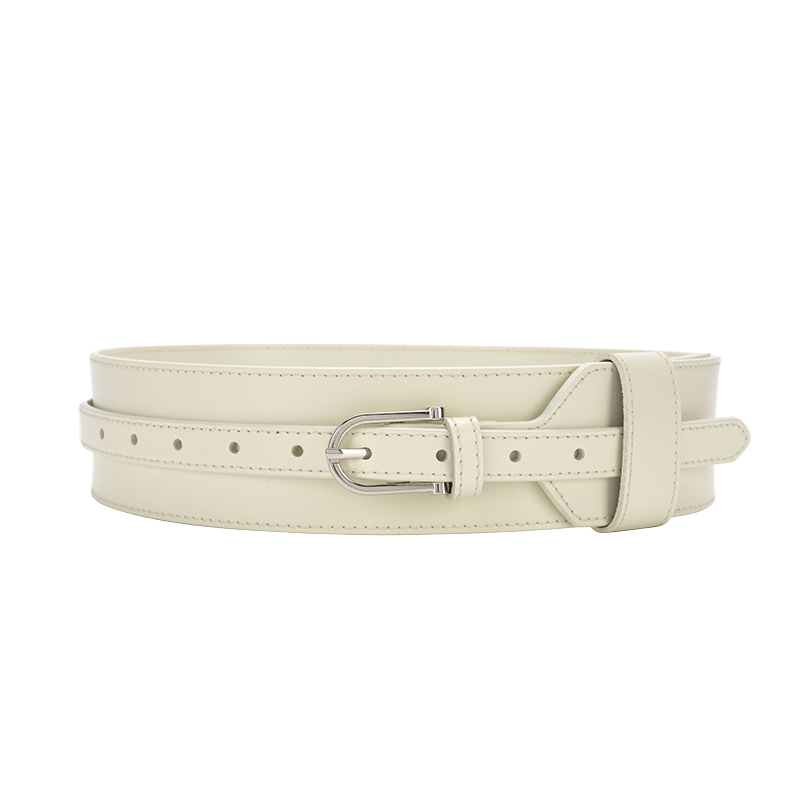 Ceinture extra large Mélissa en cuir blanc cassé avec boucle argentée, idéale pour souligner la taille sur une robe ou un cardigan.