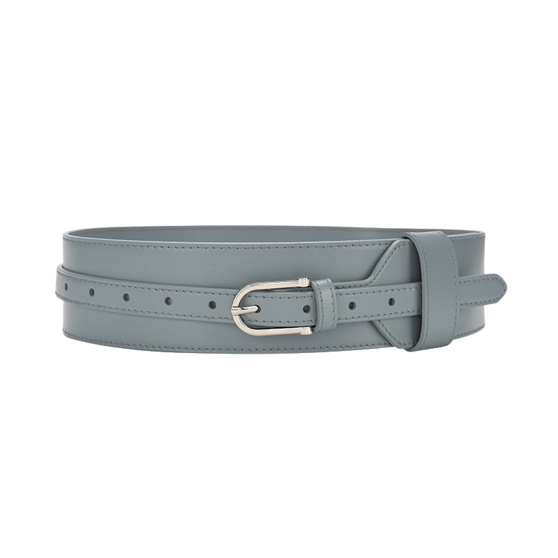 Ceinture extra large Mélissa en cuir bleu ciel, largeur 5,8 cm, avec boucle ardillon argentée arrondie et lanière lisse. Parfaite pour structurer les tenues.