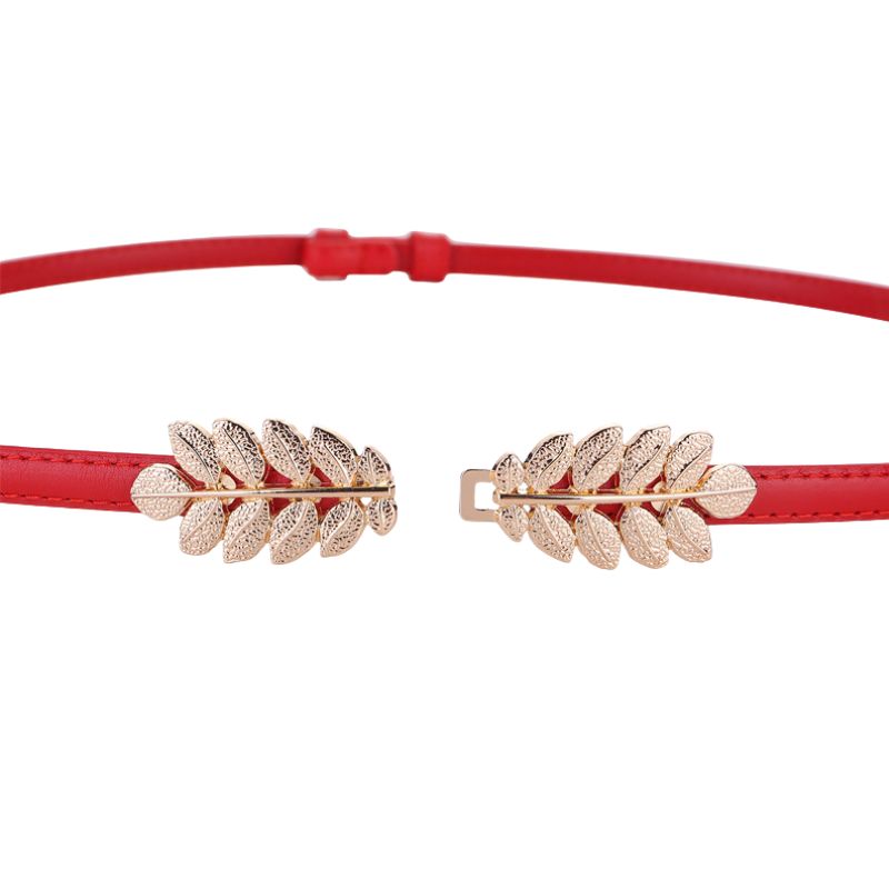 Ceinture fine rouge pour femme Mélusine en cuir avec boucle dorée en forme de double feuille.