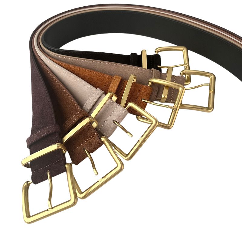 Ceintures pour femmes Mirage en daim mat, disponibles en plusieurs couleurs, avec boucles ardillon carrées dorées.