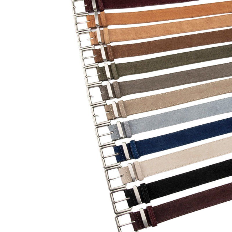 Collection de ceintures Mont-Blanc en cuir de vachette refendu traité en daim, disponibles dans une large gamme de couleurs avec des boucles ardillon rectangulaires argentées brossées.