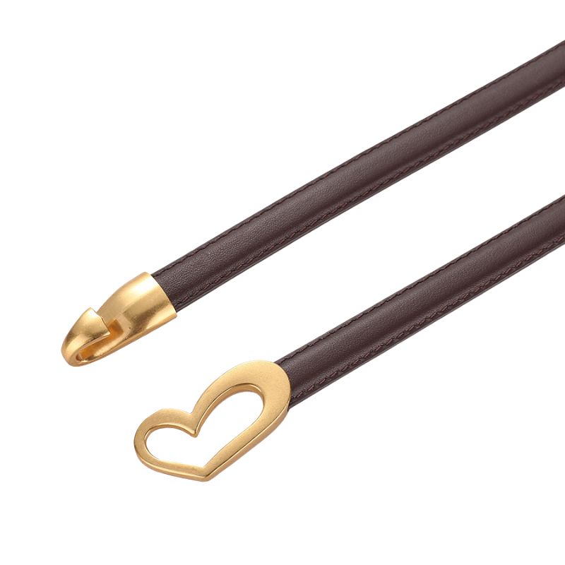 Ceinture fine en cuir marron pour femme, modèle Myosotis, avec une boucle dorée en forme de cœur et un fermoir crochet.