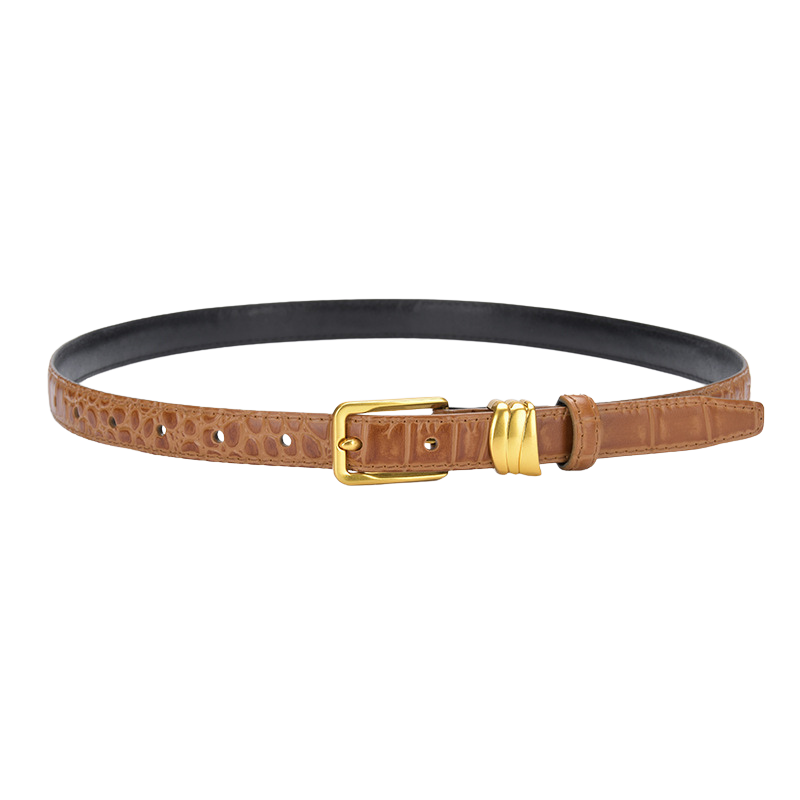 Ceinture fine femme Mystique en cuir marron clair texturé crocodile avec boucle dorée et passant décoratif.