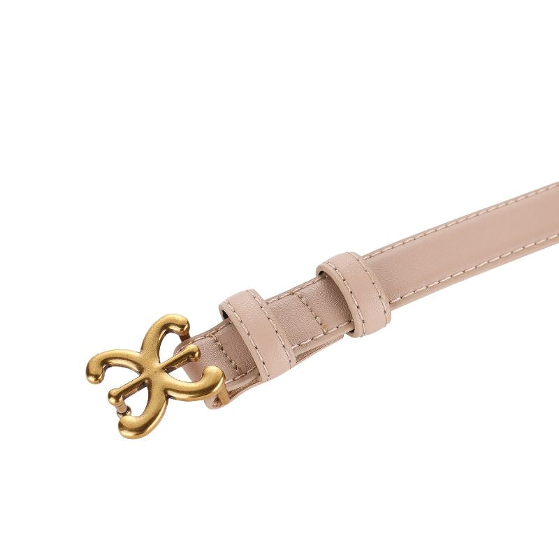 Ceinture Nacre en cuir de vachette beige avec boucle ardillon dorée en forme de nœud floral stylisé.
