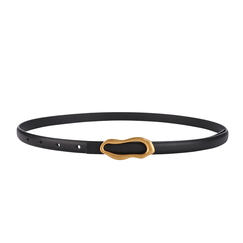Ceinture fine Nadège en cuir noir pour femme avec boucle dorée asymétrique et design moderne.