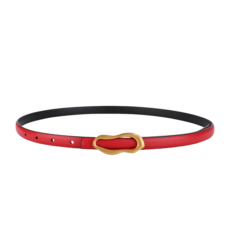 Ceinture fine rouge Nadège en cuir pleine fleur avec boucle dorée asymétrique.