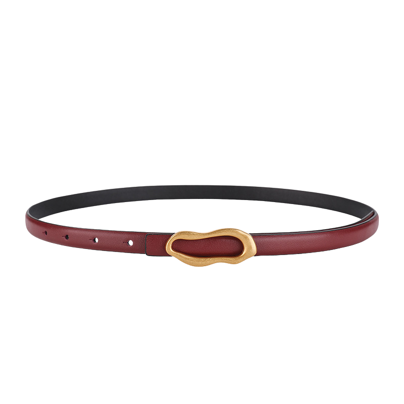 Ceinture fine Nadège en cuir pleine fleur bordeaux pour femme, avec boucle dorée ovale asymétrique.