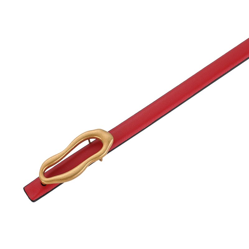 Ceinture fine rouge Nadège pour femme en cuir pleine fleur avec boucle dorée ovale asymétrique.