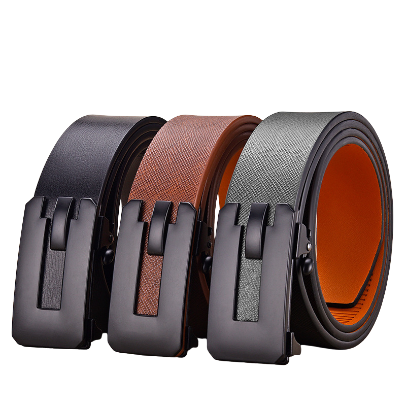 Trois ceintures pour hommes de la marque Nice, présentées en noir, marron texturé et gris texturé, avec leurs boucles automatiques noires mates distinctives. La doublure intérieure orange vif est visible sur la ceinture grise.