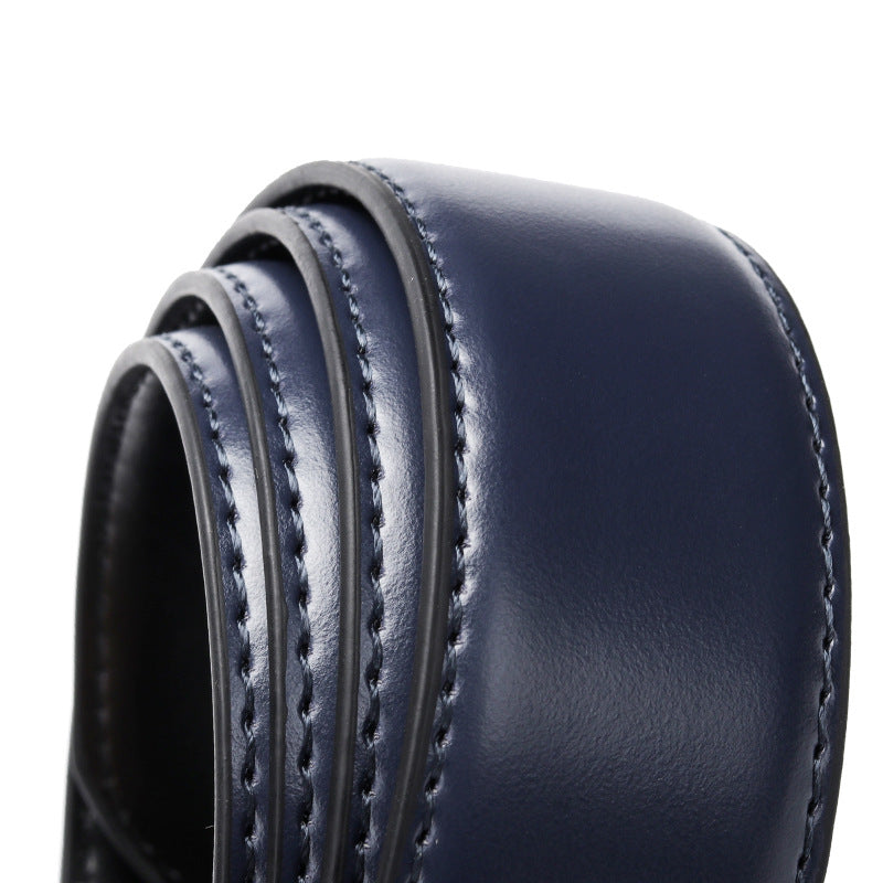 Ceinture NilsLux pour homme en cuir bleu marine lisse, vue rapprochée des couches et des coutures, avec boucle rotative non visible sur cette image.