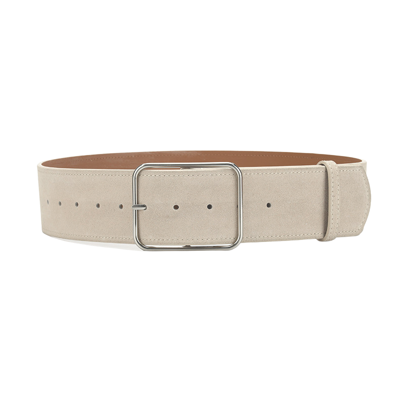 Ceinture large beige en daim pour femme, modèle Ninette, avec une boucle carrée argentée et plusieurs trous pour ajustement.