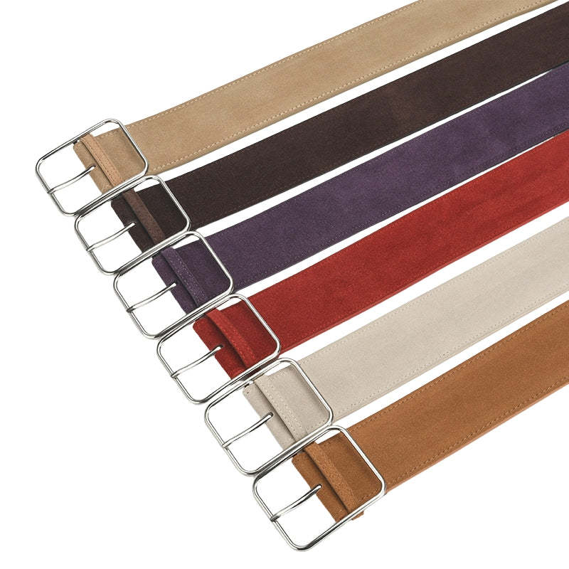 Ceintures larges Ninette en daim de vachette refendu, disponibles en plusieurs couleurs (beige, marron foncé, violet, rouge, crème, marron clair), avec boucles ardillon carrées argentées.