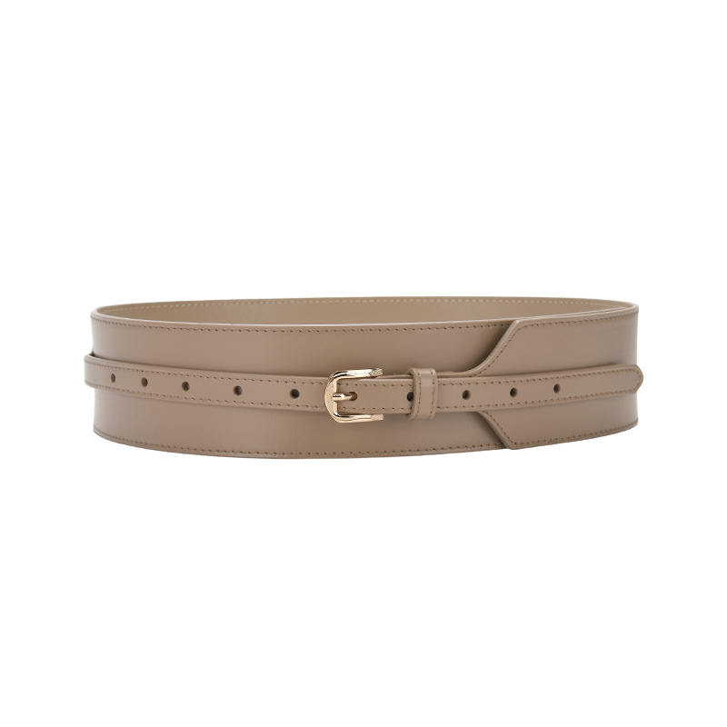 Ceinture Noble beige en cuir refendu de vachette, avec boucle ardillon dorée et design deux couches. Largeur 2,8 cm.