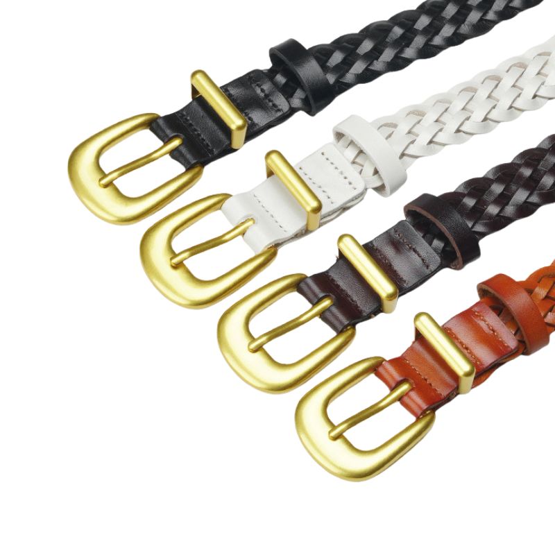 Ceinture tressée Noémie en cuir pleine fleur de vachette, disponible en noir, blanc, café et camel, avec boucle ardillon dorée. Largeur 2,4 cm.