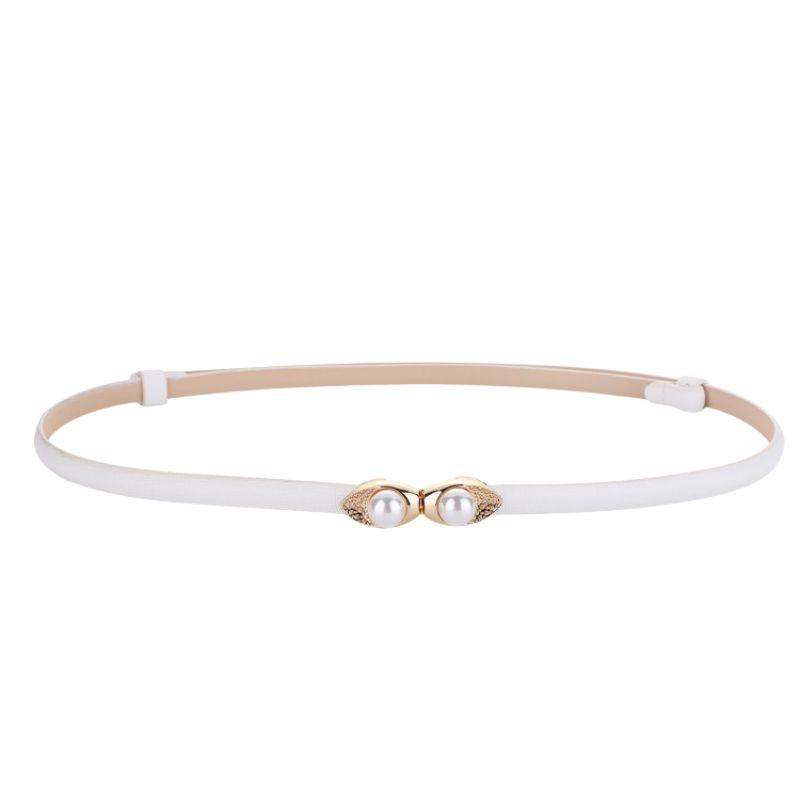 Ceinture fine blanche Noémie-Rose avec boucle dorée ornée de deux perles et de strass.