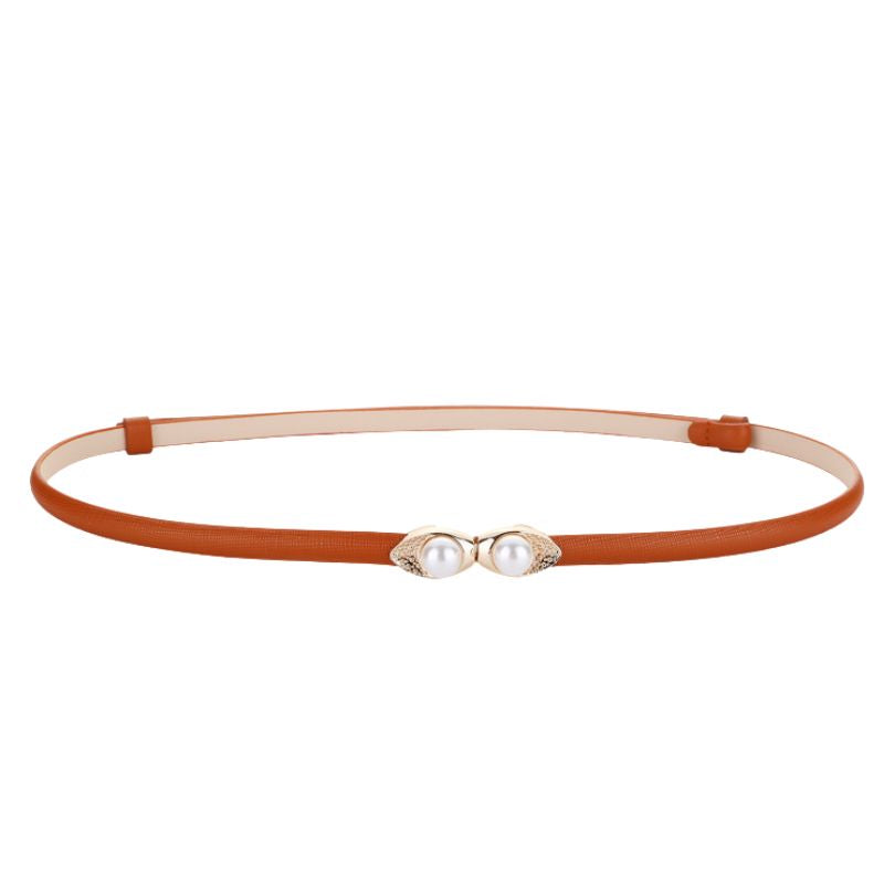 Ceinture fine pour femme Noémie-Rose couleur camel avec boucle dorée ornée de deux perles et de strass.
